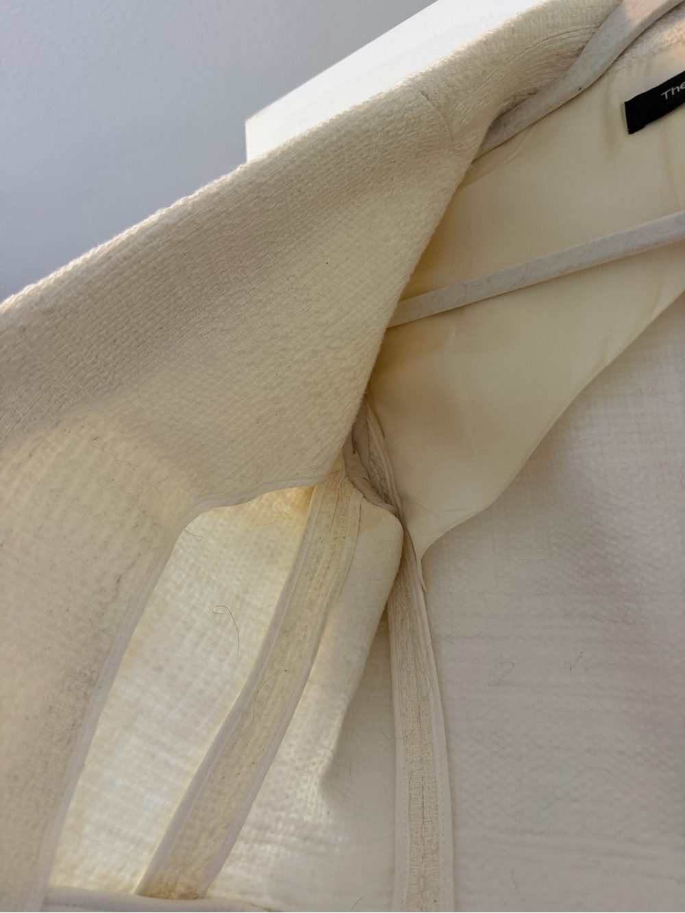 Theory Cotton Textured Brince
Newdale Bonded Warm Ivory
Blazer Size 00 - Picture 10 of 10